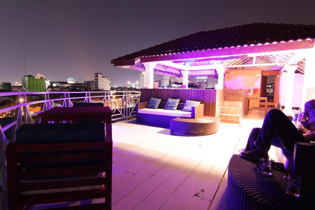 Cyclo Hotel-Bar-Restaurant Phnom Penh Exterior photo