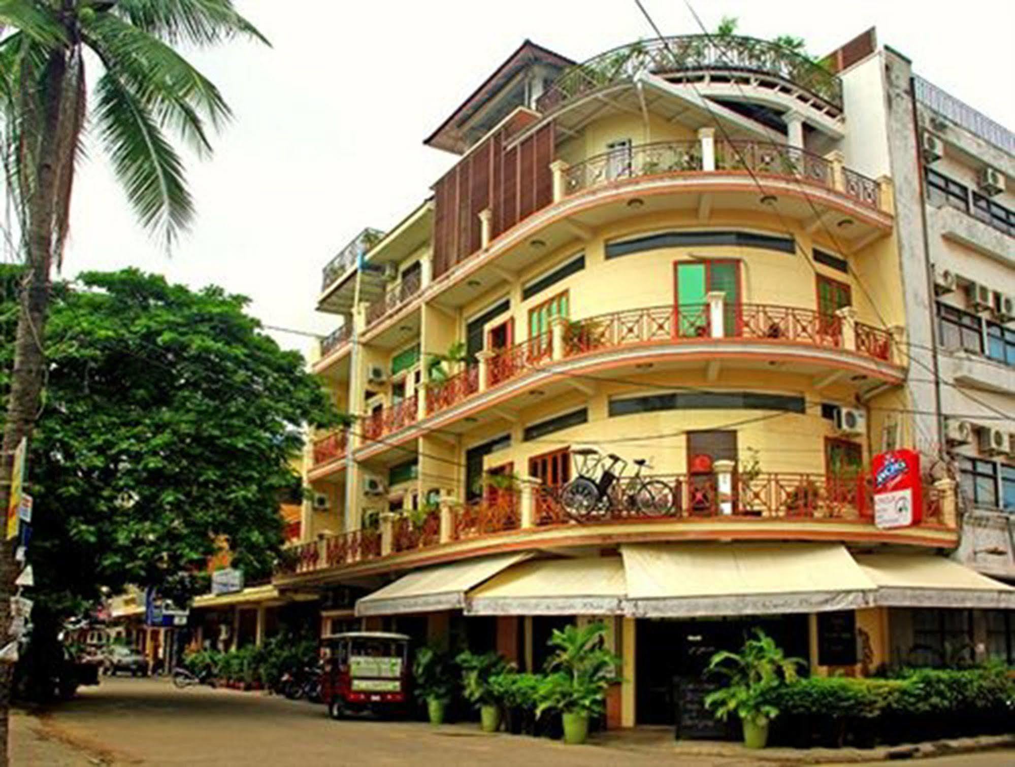 Cyclo Hotel-Bar-Restaurant Phnom Penh Exterior photo