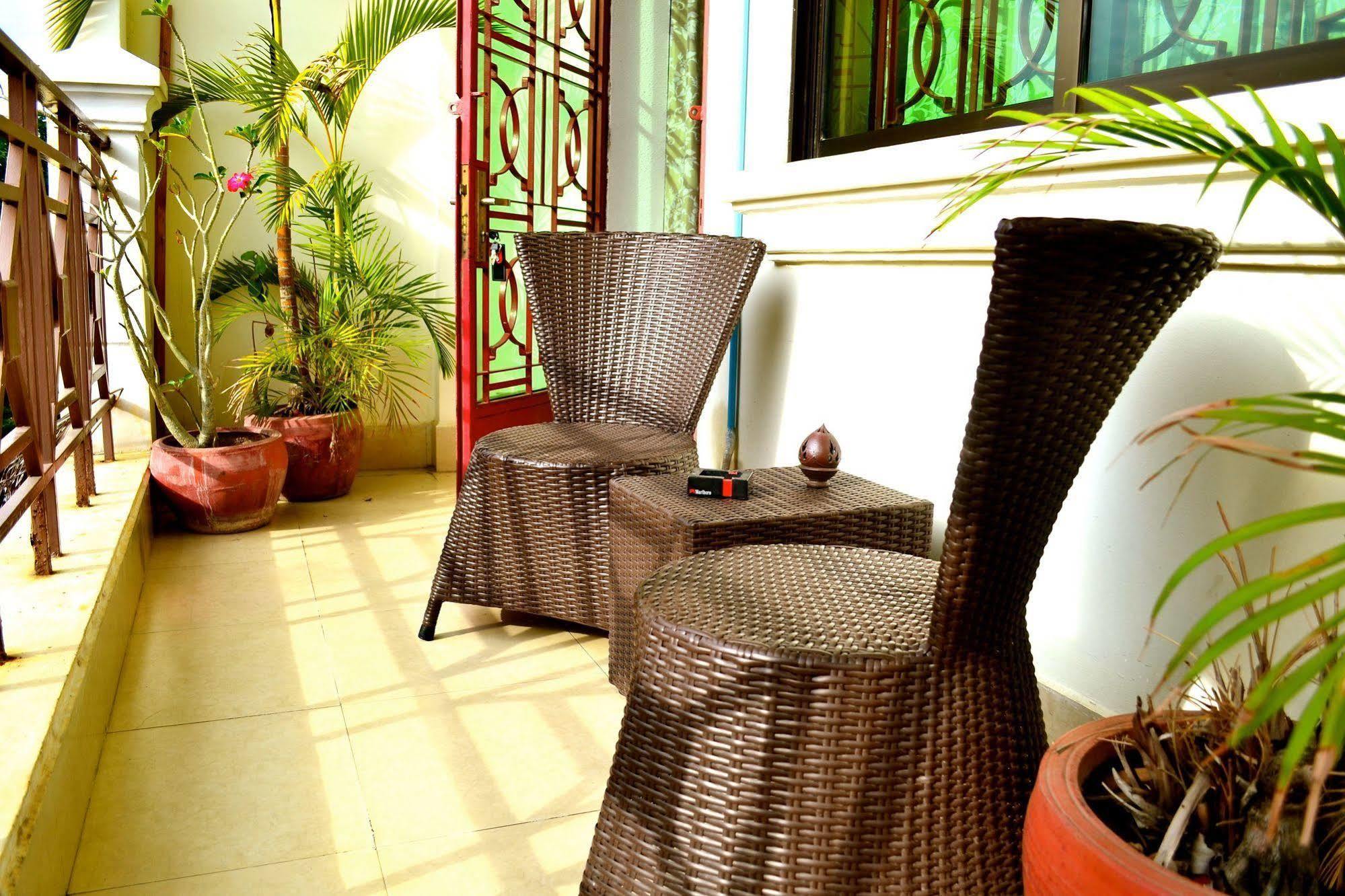 Cyclo Hotel-Bar-Restaurant Phnom Penh Exterior photo